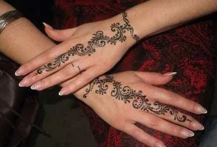 Henna kezében (fotó)