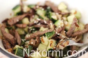 Marha saláta uborka és szójaszósszal recept fotókkal