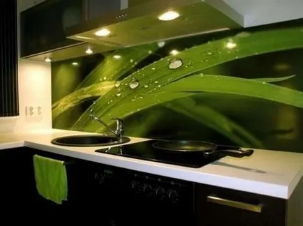Светло зелен кухненски интериор снимка