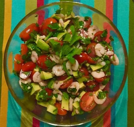 Salata de avocado cu creveți și roșii cherry