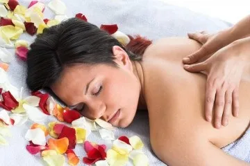 Загальний масаж жінці допомагає знімати напругу і відчути прилив сил (загальний) Загальний масаж жінці допомагає знімати напругу і відчути прилив сил