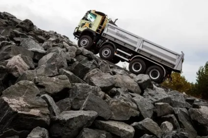 Нова коробка передач volvo здатна зрушити з місця 750 тонн вантажу (автомобілів) Нова коробка передач volvo здатна зрушити з місця 750 тонн вантажу