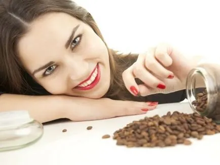 Скраб за кафе като средство за вземане на утайка от кафе и мед у дома