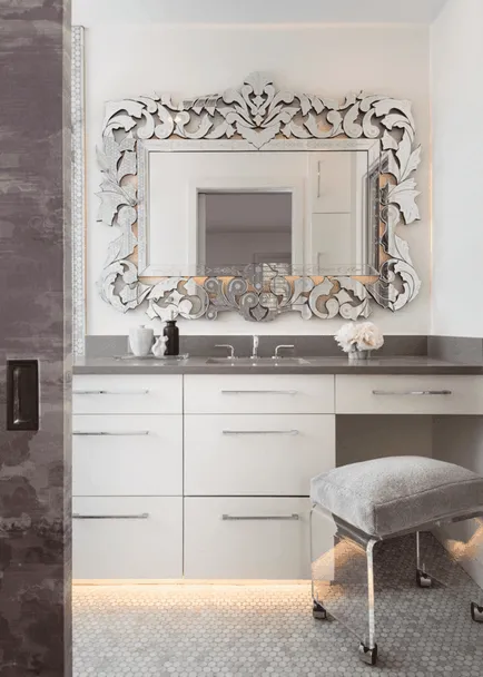 Стилен огледало в интериора на банята fotoprimery
