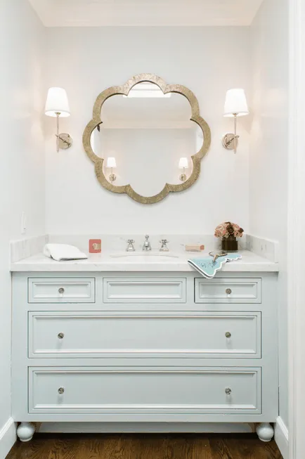 Стилен огледало в интериора на банята fotoprimery