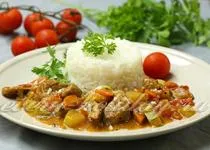 Свинина, тушкована з картоплею і овочами