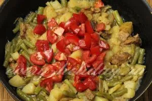 Свинина, тушкована з картоплею і овочами