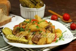 Свинина, тушкована з картоплею і овочами