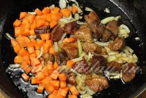 Свинина, тушкована з картоплею і овочами