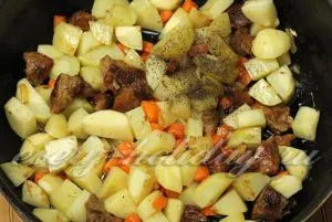 Свинина, тушкована з картоплею і овочами