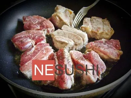 Carne de porc burta prăjit într-o tigaie