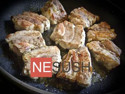 Carne de porc burta prăjit într-o tigaie