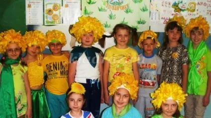 Оформлення загонового куточка в літньому пришкільному таборі (автор) Оформлення загонового куточка в літньому пришкільному таборі