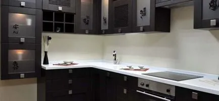 Corner кухня с мивка в ъгъла на снимката в интериора