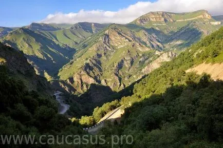 Az egyedülálló természeti üdülőhelye, mindössze hat kilométerre lábánál Elbrusz a magasság