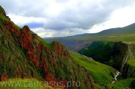 уникална природа курорт, който се намира само шест километра от подножието на връх Елбрус от височина