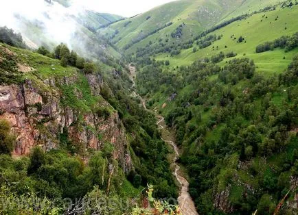 уникална природа курорт, който се намира само шест километра от подножието на връх Елбрус от височина