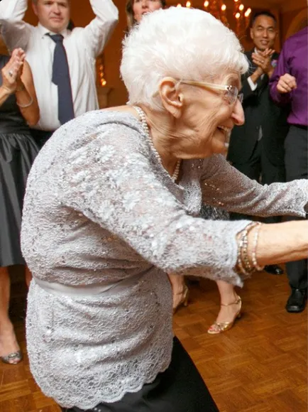 Вие няма да повярвате на очите си, когато видите как тази 85-годишна жена се променя тялото си