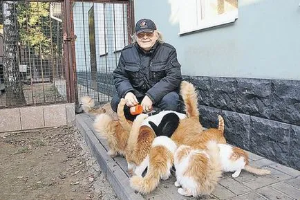 Yuri Antonov și pisica familiei sale - vegan
