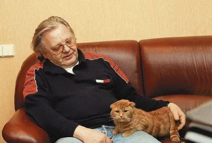 Yuri Antonov și pisica familiei sale - vegan