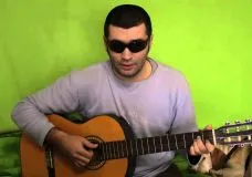 4 ok drebezzhniya húrok egy gitárt, videó gitár leckék