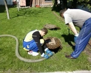 Відкачати вигрібну яму самостійно