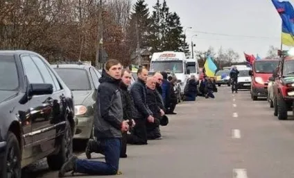 Звідки взялася дикунська традиція постмайданой України падати на коліна