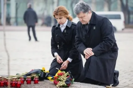 Звідки взялася дикунська традиція постмайданой України падати на коліна