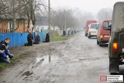 Звідки взялася дикунська традиція постмайданой України падати на коліна