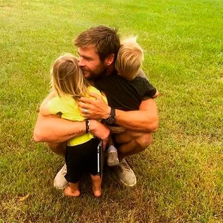copii Hemsworth a adormit în brațele tatălui său - adevărul gol
