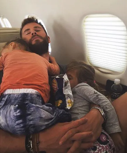 copii Hemsworth a adormit în brațele tatălui său - adevărul gol
