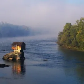 A házban a Drina folyó Szerbiában