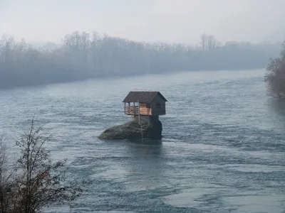 A házban a Drina folyó Szerbiában