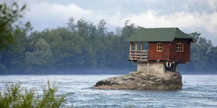 A házban a Drina folyó Szerbiában