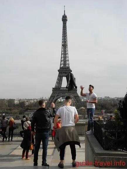 Turnul Eiffel ca coadă până excursie la Paris, în 2017