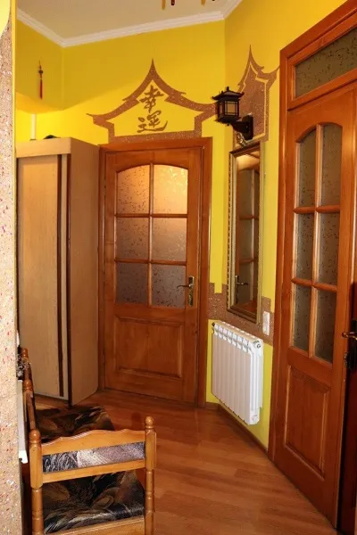 A belső tér egy kis folyosó a lakásban fotó