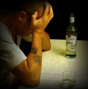 Mik a főbb tünetei alkoholizmus férfiaknál, és a különböző szakaszaiban a megnyilvánulása