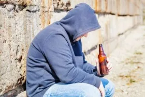 Mik a főbb tünetei alkoholizmus férfiaknál, és a különböző szakaszaiban a megnyilvánulása