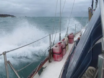 Cum să supraviețuiască furtunii în marea liberă