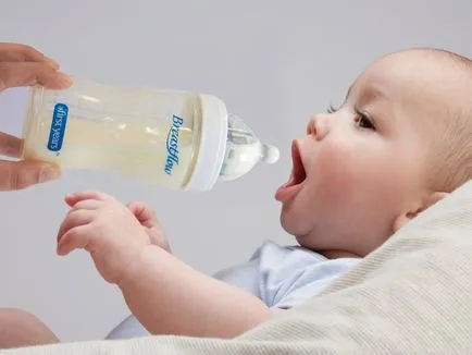 Hogyan takarmány újszülött palack keverékével tej
