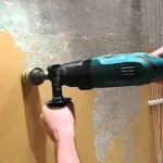 Как да премахнете боята от стените в банята
