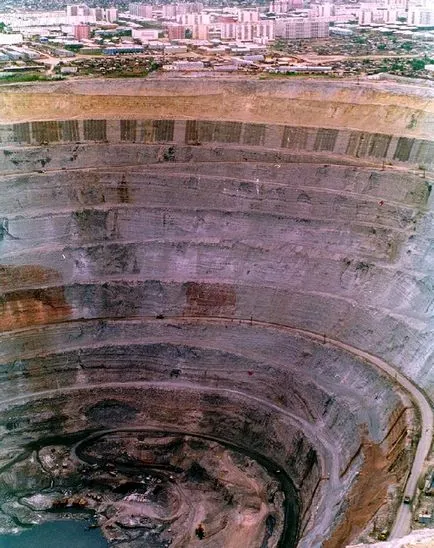 Kimberlite cső „Mir” - a kőbánya gyémántkitermelő Yakutia, a tudomány vita