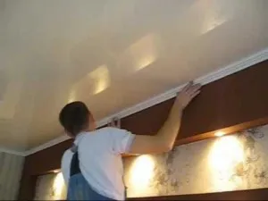 Фиксирането на тавана корниз за гипсокартон