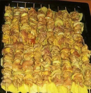 Пилешки шишчета с картофи на фурна
