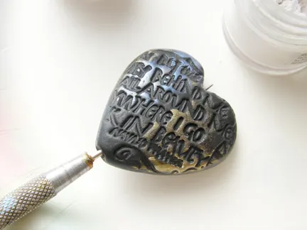 Медальон от полимер глина във формата на сърце с ръцете си