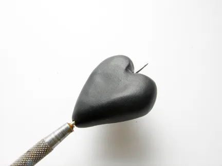 Медальон от полимер глина във формата на сърце с ръцете си