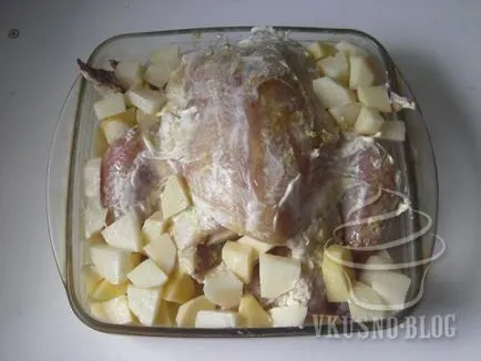 Курка, запечена цілком у духовці з картоплею - рецепт з фото (духовці) Курка, запечена цілком у духовці з картоплею - рецепт з фото