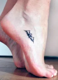 Малка татуировка на крака