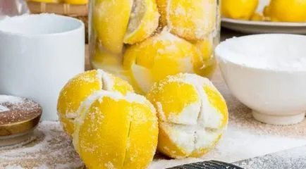 Вона розрізала лимон і засипала його сіллю (лимон) Вона розрізала лимон і засипала його сіллю