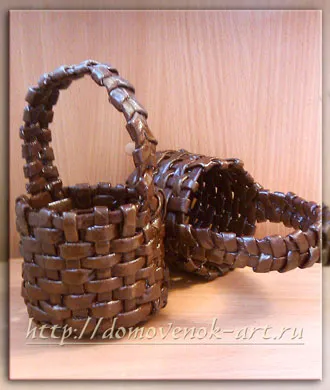 Wicker кошница от хартия с ръцете си, Брауни изкуство